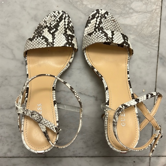 Guess 4” heel in real leather. Size 7.5 US in M Width - Picture 1 of 3